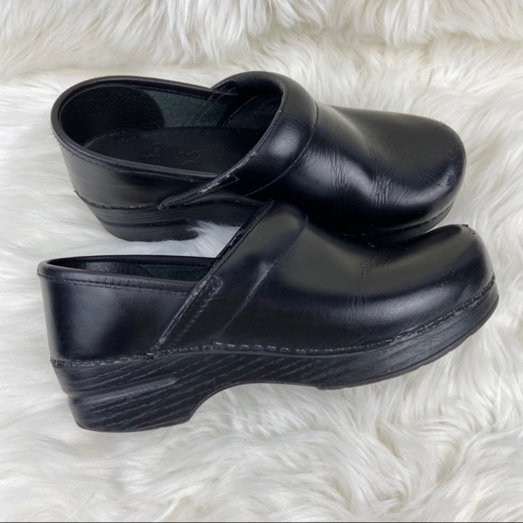 Dansko Shoes - DANSKO CLOGS SLIP ON CLOSE TOE SHOES SIZE 7